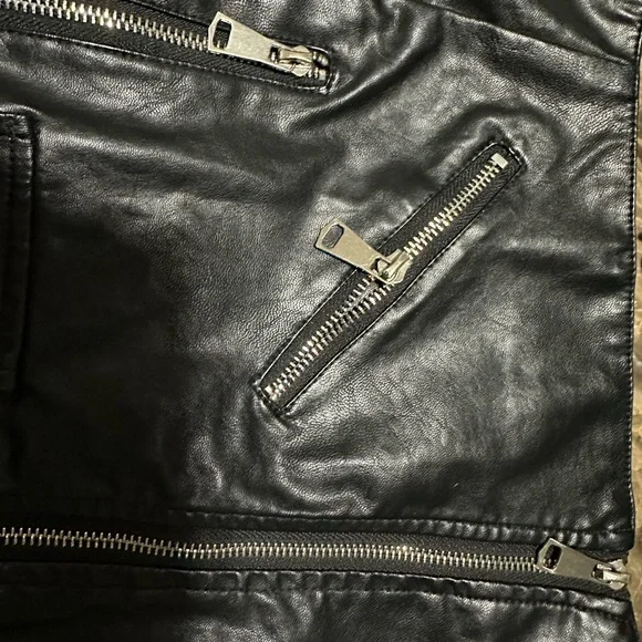 Black Leather Skirt with Zipper Details and hat - Picture 7 of 7